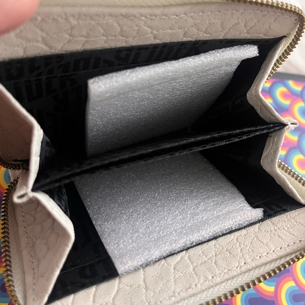 ✨Kurt Geiger White Pebbled Wallet with Gold Detail - Picture 2 of 6